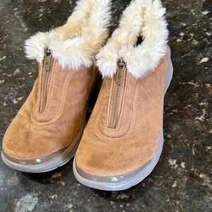 BZEES Golden Zip Faux Fur Lined Boots! 10